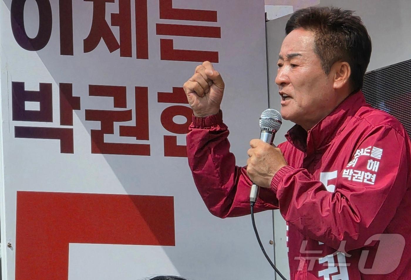 본문 이미지 - 박권현 무소속 청도군수 후보가 1일 풍각장에서 열린 유세에서 지지를 호소하고 있다. ⓒ 뉴스1 정우용 기자