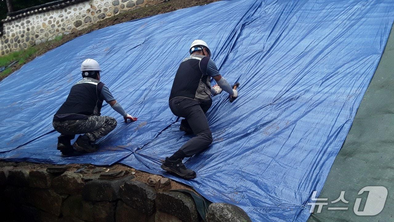 본문 이미지 - 풍수해 대비 국가유산 안전 점검 자료사진.(경기문화유산돌봄센터 제공. 재판매 및 DB금지)