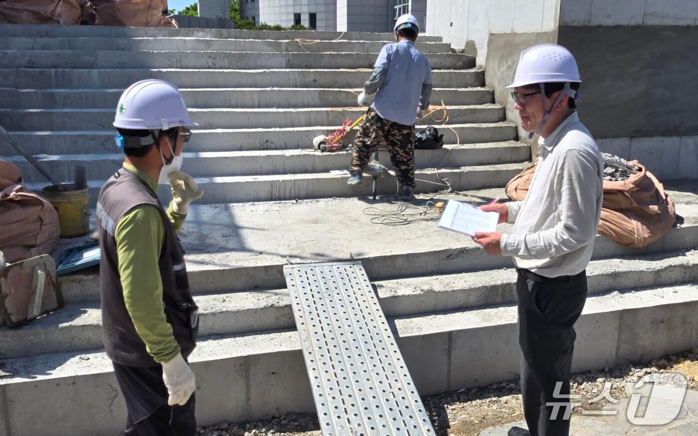 본문 이미지 - 지난 5월 29일 진행된 우기 대비 대형 건축공사 현장 안전점검 모습(서산시 제공. 재판매 및 DB금지)2026.6.1/뉴스1