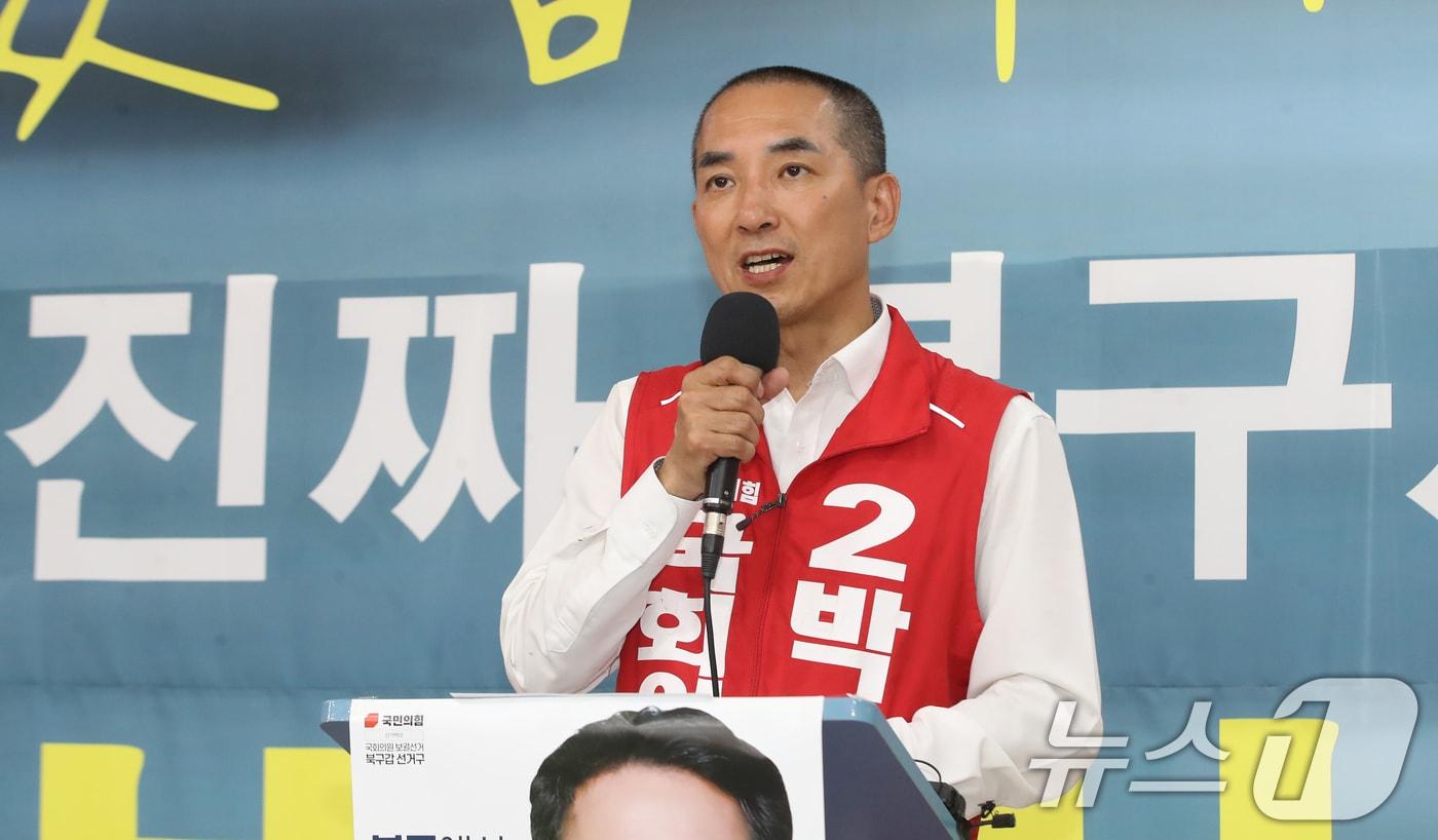본문 이미지 - 박민식 국민의힘 부산 북구갑 국회의원 후보가 1일 부산 북구 자신의 선거사무소에서 기자회견을 열고 지지를 호소하고 있다. 2026.6.1 ⓒ 뉴스1 윤일지 기자