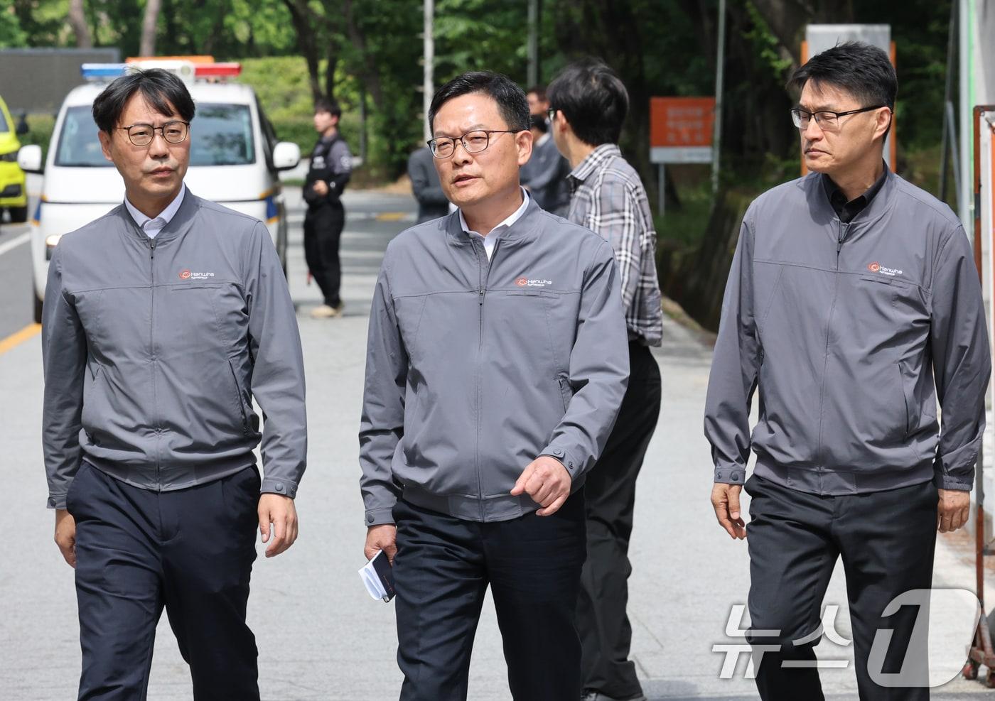 본문 이미지 - 손재일 한화에어로스페이스 대표이사(가운데)가 1일 대전 유성구 외삼동 한화에어로스페이스 대전사업장 앞에서 화재로 7명의 사상자 발생한 사고와 관련 브리핑하기 위해 이동하고 있다. 2026.6.1 ⓒ 뉴스1 김기태 기자