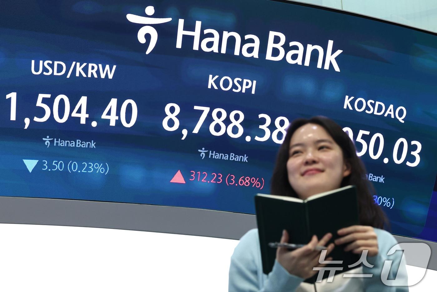본문 이미지 - 1일 오후 서울 중구 하나은행 본점 딜링룸 전광판에 코스피 지수가 송출되고 있다. 이날 코스피는 전 거래일 보다 312.23포인트(3.68%) 오른 8788.38로 종가 기준 최고치로 마감했다. 2026.6.1 ⓒ 뉴스1 구윤성 기자