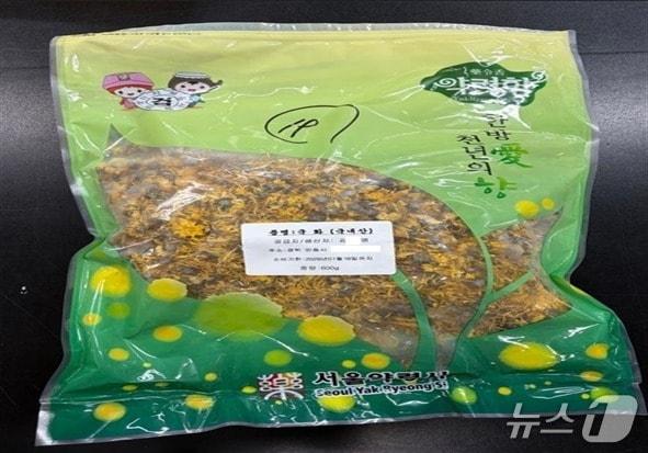 본문 이미지 - 식품의약품안전처가 카드뮴 초과 검출로 판매 중단 및 회수 조치한 국화(감국) 제품. (식약처 제공)