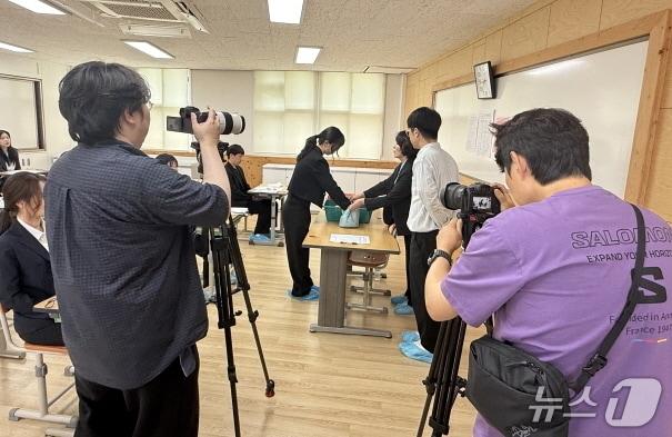 본문 이미지 - 1일 부안 계화초등학교(폐교)에서 진행된 '시험 운영 역량 강화 연수 및 영상 제작' 촬영 모습.(전북교육청 제공, 재판매 및 DB 금지)/뉴스1