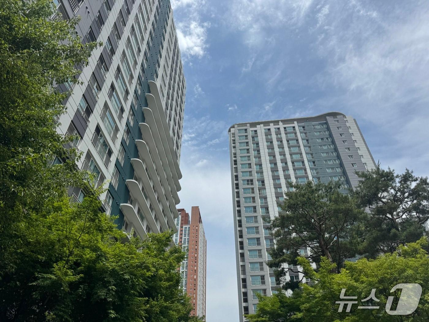 본문 이미지 - 경기 화성시 동탄구와 용인시 수지구, 기흥구 등 이른바 '반도체 벨트 셔세권(셔틀버스+역세권)’의 집값 상승세가 이어지고 있다. 사진은 1일 동탄구 청계동 '동탄역센트럴푸르지오'의 전경 2026.6.1 ⓒ 뉴스1 윤주현 기자