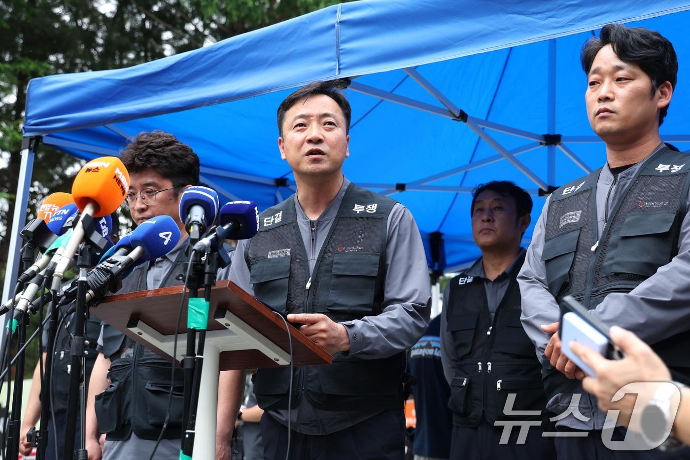 본문 이미지 - 허록 전국화학연맹 한화노조 위원장이 1일 폭발 화재가 발생한 대전 유성구 한화에어로스페이스 대전사업장에서 입장문을 발표하고 있다. 2026.6.1 ⓒ 뉴스1 신웅수 기자