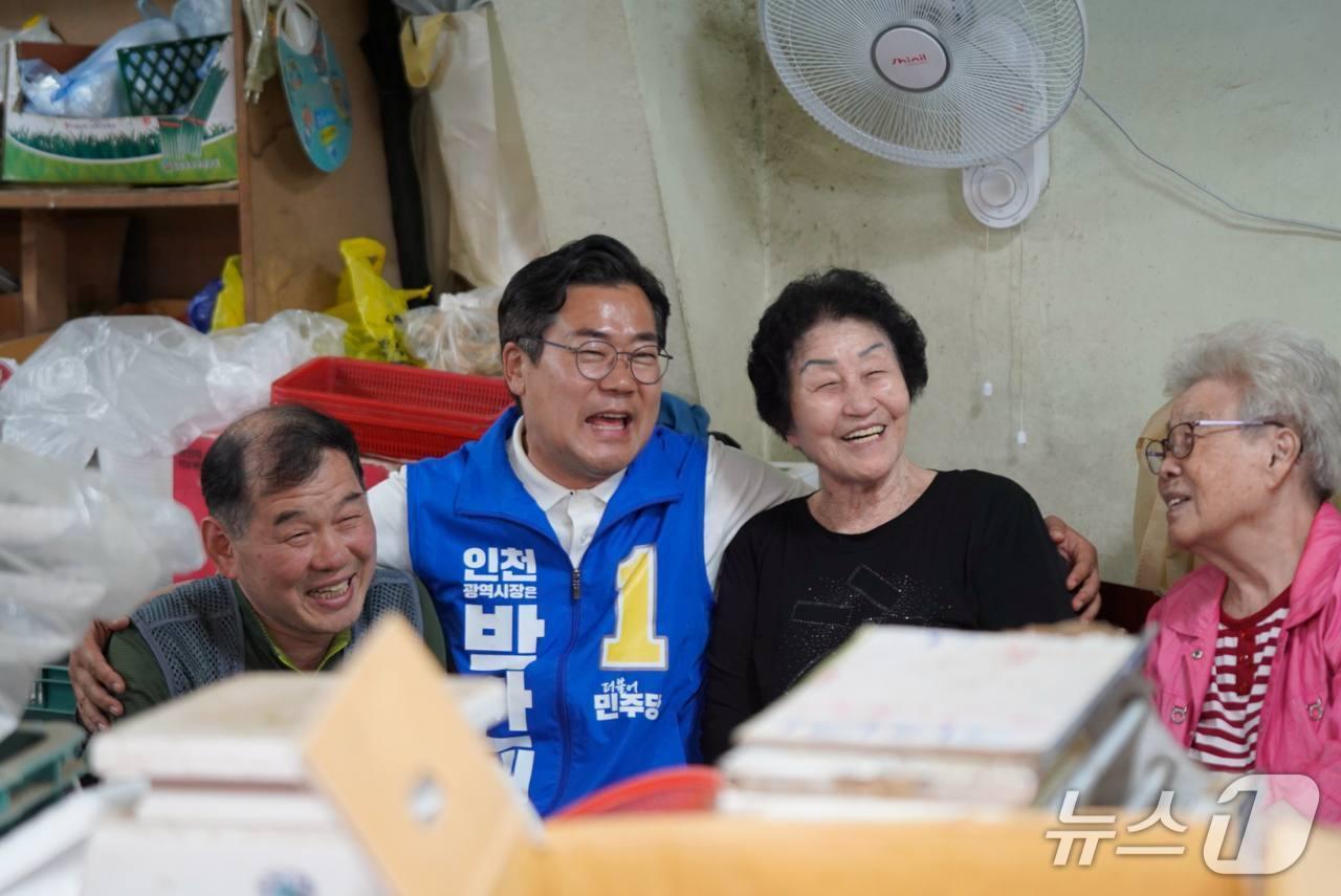 본문 이미지 - 박찬대 후보가 1일 전통시장을 방문해 유권자들과 소통하고 있다. / 뉴스1 ⓒ News1