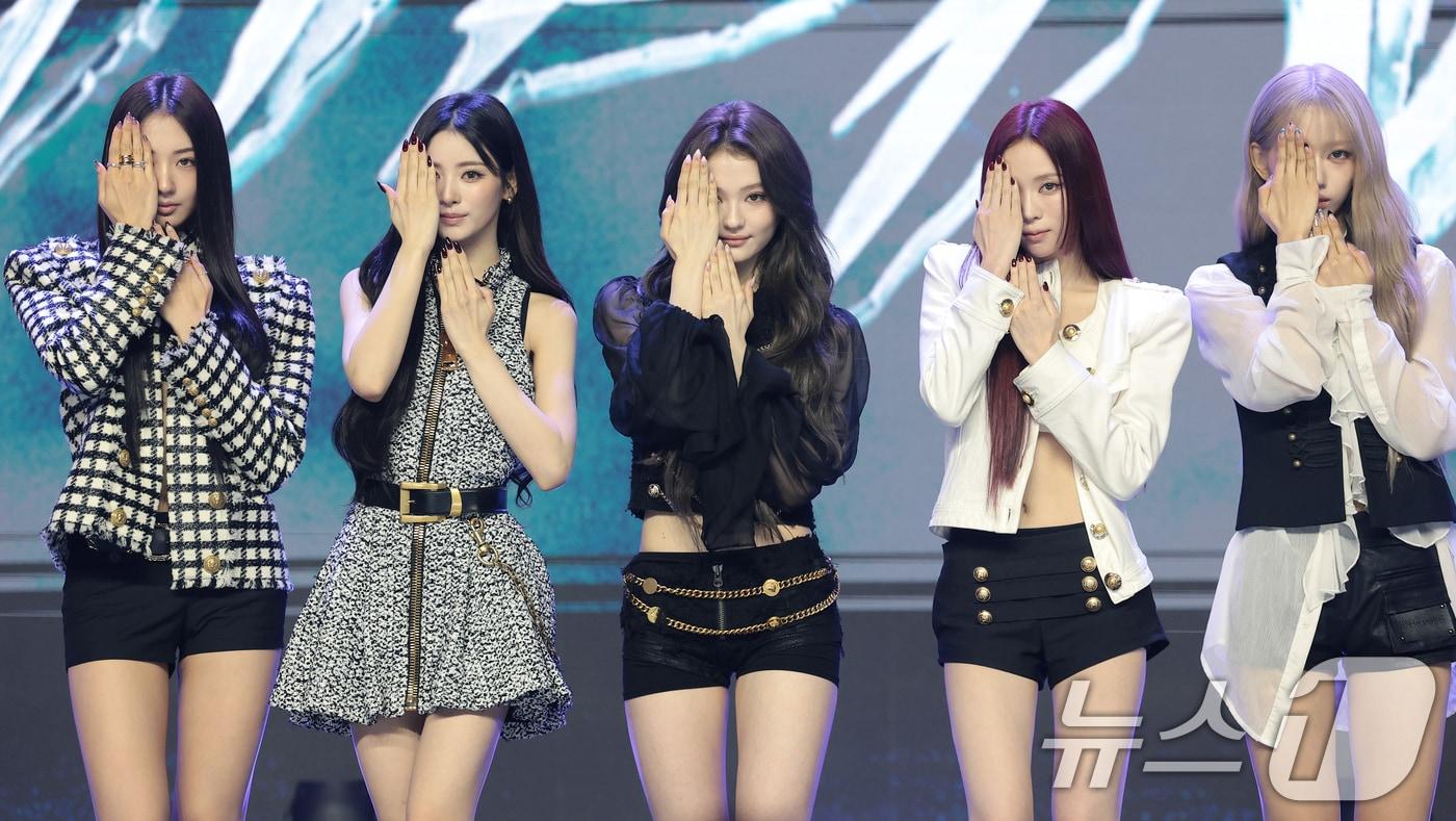 본문 이미지 - 미야오(MEOVV) 가원(왼쪽부터)과 안나, 엘라, 나린, 수인이 1일 오후 서울 마포구 큐브컨벤션센터에서 열린 EP 2집 '바이트 나우'(BITE NOW) 발매 기념 쇼케이스에서 포즈를 취하고 있다. 2026.6.1 ⓒ 뉴스1 권현진 기자
