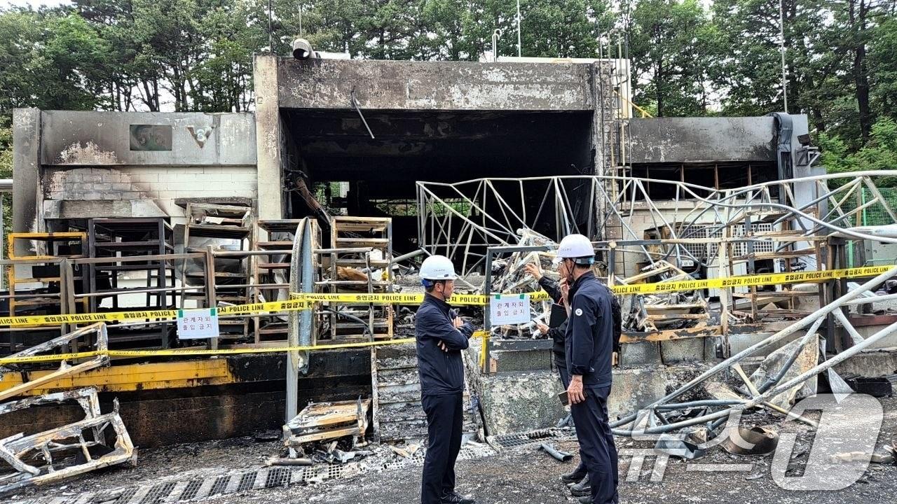 본문 이미지 - 김영훈 고용노동부 장관이 1일 폭발 사고가 발생한 한화에어로스페이스 대전공장 현장을 방문, 노동부 관계자들에게 사고 원인 조사 관련 당부를 하고 있다. (고용노동부 제공. 재판매 및 DB금지) 2026.6.1 ⓒ 뉴스1