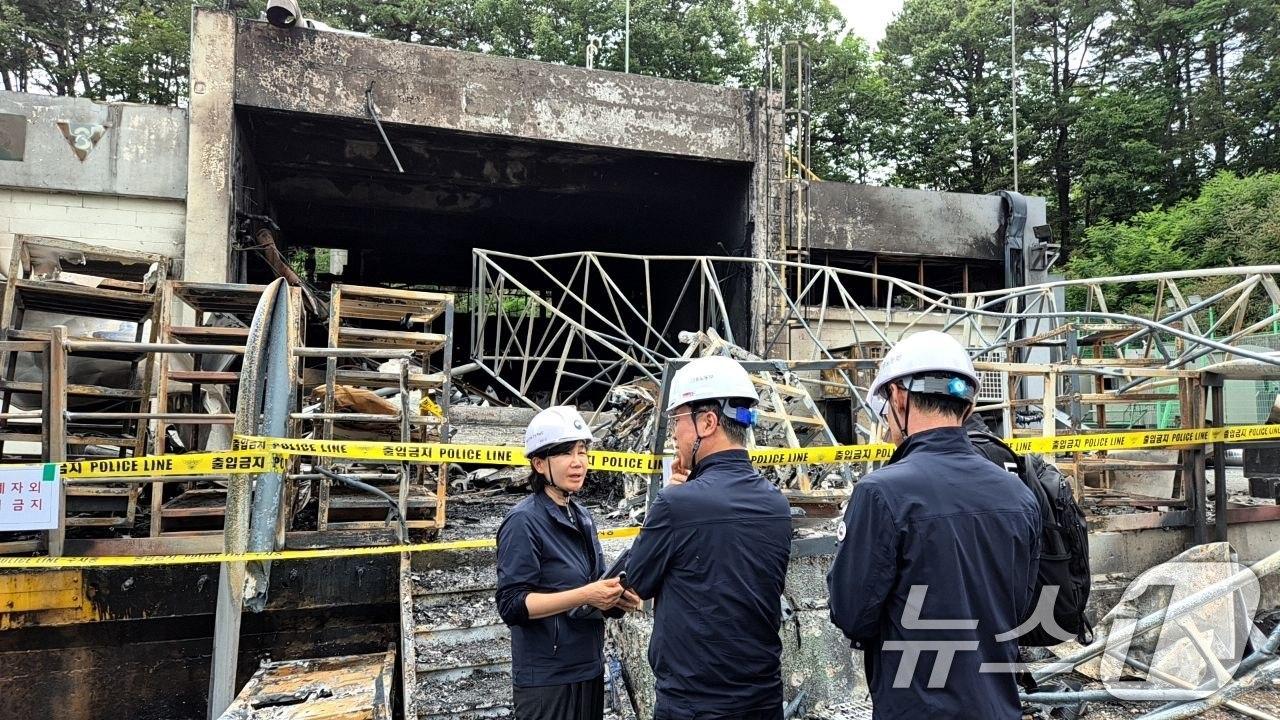 본문 이미지 - 김영훈 고용노동부 장관이 1일 폭발 사고가 발생한 한화에어로스페이스 대전공장 현장을 방문, 노동부 관계자들에게 사고 원인 조사 관련 당부를 하고 있다. (고용노동부 제공. 재판매 및 DB금지) 2026.6.1 ⓒ 뉴스1