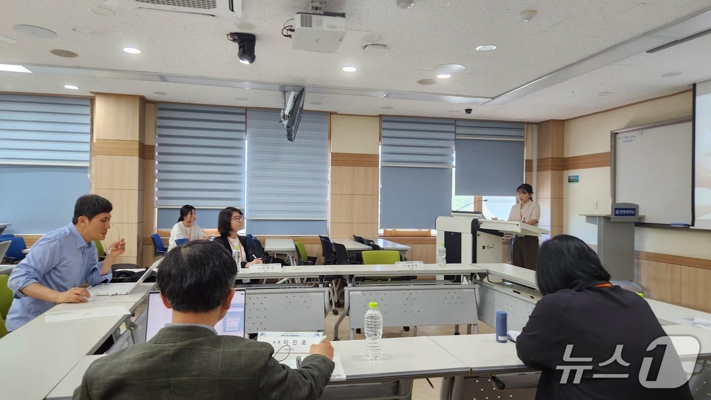 본문 이미지 - 한국언론정보학회 지역미디어교육위원회가 지난달 30일 창원대학교에서 지역미디어와 지역사회 공공성을 주제로 한 학술 세션을 열고 있다.(지역미디어교육위 제공. 재판매 및 DB금지)