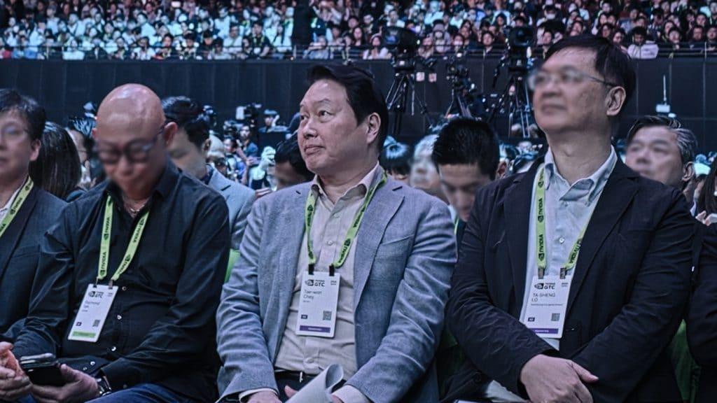 본문 이미지 - 최태원 Sk그룹 회장이 'GTC 타이베이 2026'에서 젠슨 황 엔비디아 최고경영자(CEO)의 기조연설을 참관하고 있다.(SK하이닉스 제공)/뉴스1