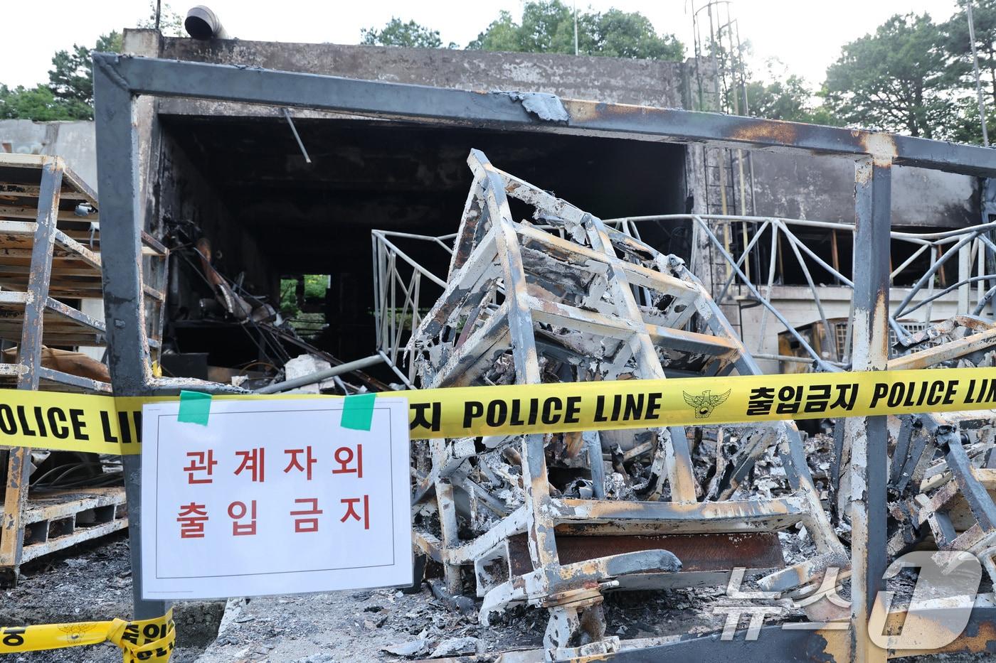 본문 이미지 - 1일 폭발 사고가 발생한 대전 유성구 한화에어로스페이스 대전사업장이 통제되고 있다. 2026.6.1 ⓒ 뉴스1 신웅수 기자