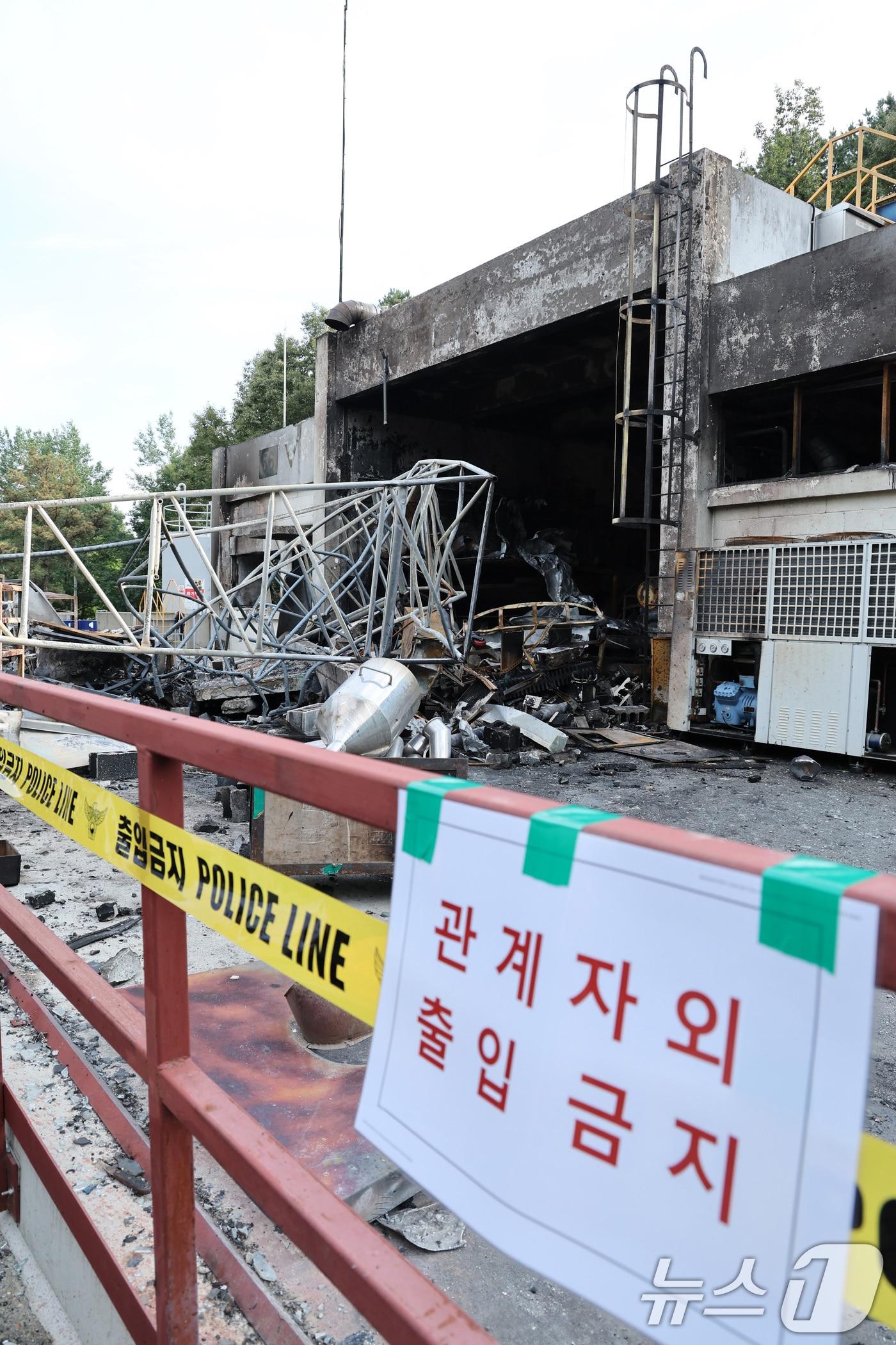 본문 이미지 - 1일 폭발 사고가 발생한 대전 유성구 한화에어로스페이스 대전사업장이 통제되고 있다. 2026.6.1 ⓒ 뉴스1 신웅수 기자