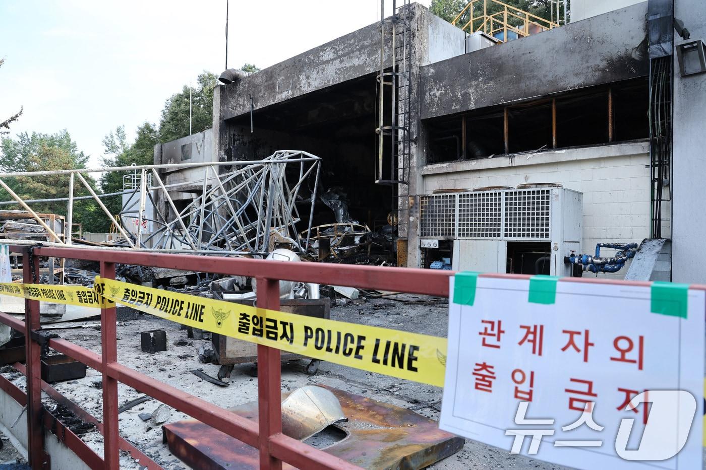 본문 이미지 - 1일 폭발 사고가 발생한 대전 유성구 한화에어로스페이스 대전사업장이 통제되고 있다. 2026.6.1 ⓒ 뉴스1 신웅수 기자