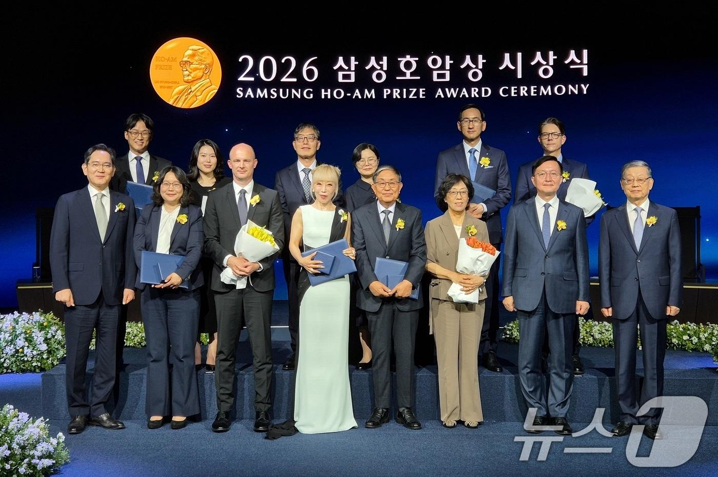 본문 이미지 - 이재용 삼성전자 회장, 김황식 호암재단 이사장이 삼성호암상 수상자를 비롯한 참석자들과 서울신라호텔 다이너스티홀에서 열린 ‘2026 삼성호암상 시상식’에서 기념 촬영을 하고 있다. (호암재단 제공. 재판매 및 DB금지) 2026.6.1 ⓒ 뉴스1
