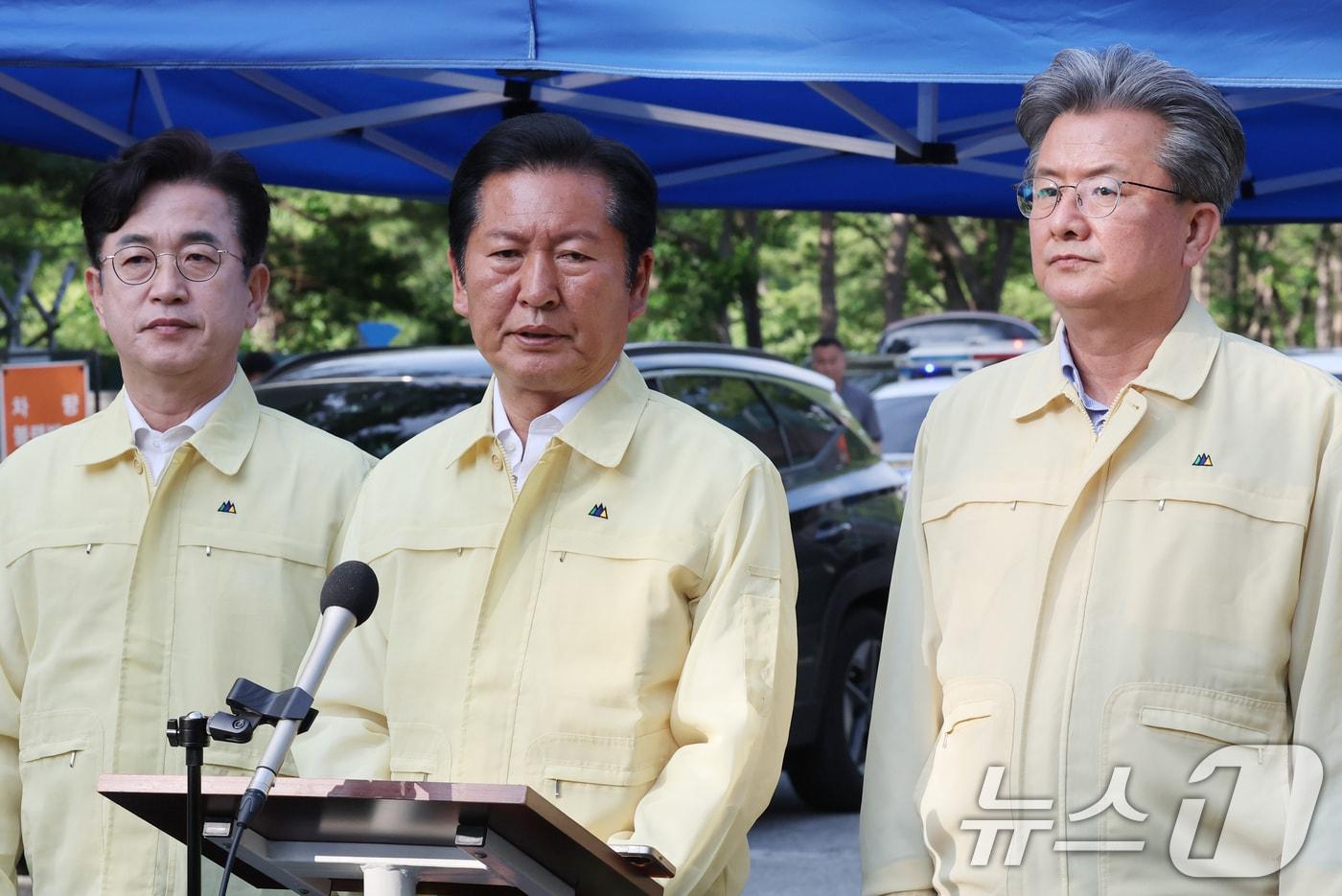 본문 이미지 - 정청래 더불어민주당 대표가 1일 대전 유성구 외삼동 한화에어로스페이스 대전사업장 앞에서 화재로 7명의 사상자 발생한 사고 관련 입장을 밝히고 있다. 2026.6.1 ⓒ 뉴스1 김기태 기자
