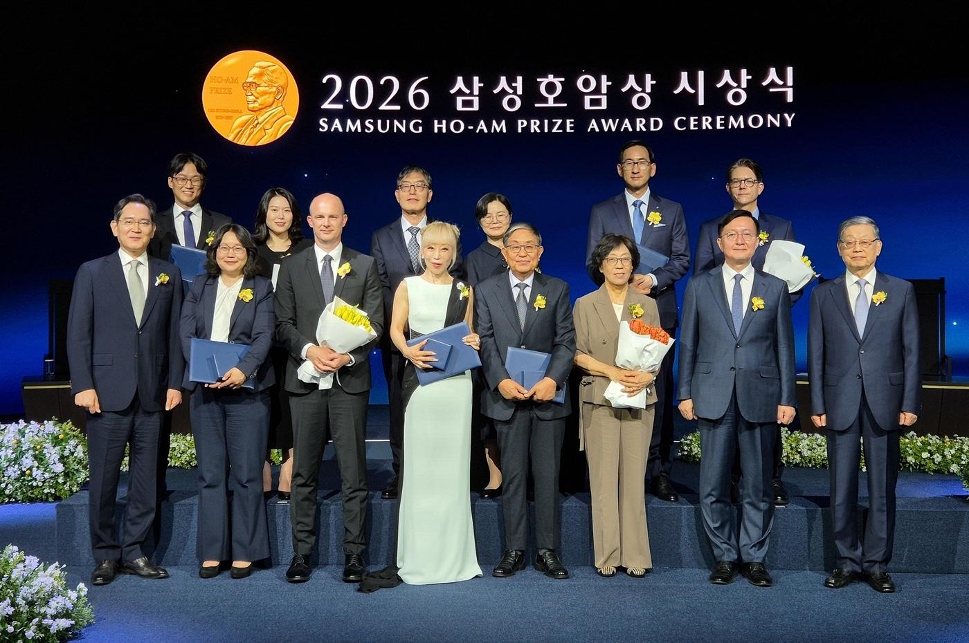 본문 이미지 - 이재용 삼성전자 회장(앞줄 왼쪽부터), 의학상 에바 호프만 코펜하겐대 교수 부부, 예술상 조수미 성악가, 공학상 김범만 포스텍 명예교수 부부, 유홍림 서울대 총장, 김황식 호암재단 이사장과 과학상 물리·수학부문 오성진 UC버클리 교수 부부(뒷줄 왼쪽부터), 사회봉사상 오동찬 국립소록도병원 의료부장 부부, 과학상 화학·생명과학부문 윤태식 위스콘신대 매디슨 교수 부부가 1일 서울신라호텔 다이너스티홀에서 열린 '2026 삼성호암상 시상식'에서 기념사진을 찍고 있다.(호암재단 제공)/뉴스1