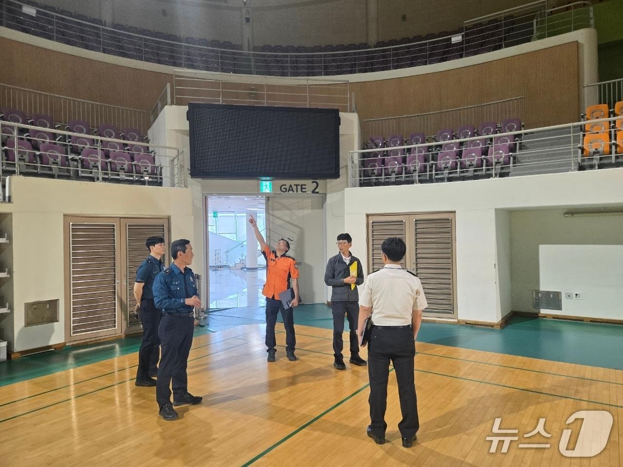 본문 이미지 - 충남소방본부가 오는 2일 6·3 지방선거 본 투표일 재난 상황에 대응하기 위해 보령 의 한 개표소에서 화재 안전 조사를 실시 중인 모습.(충남소방본부 제공, 재판매 및 DB금지) / 뉴스1 
