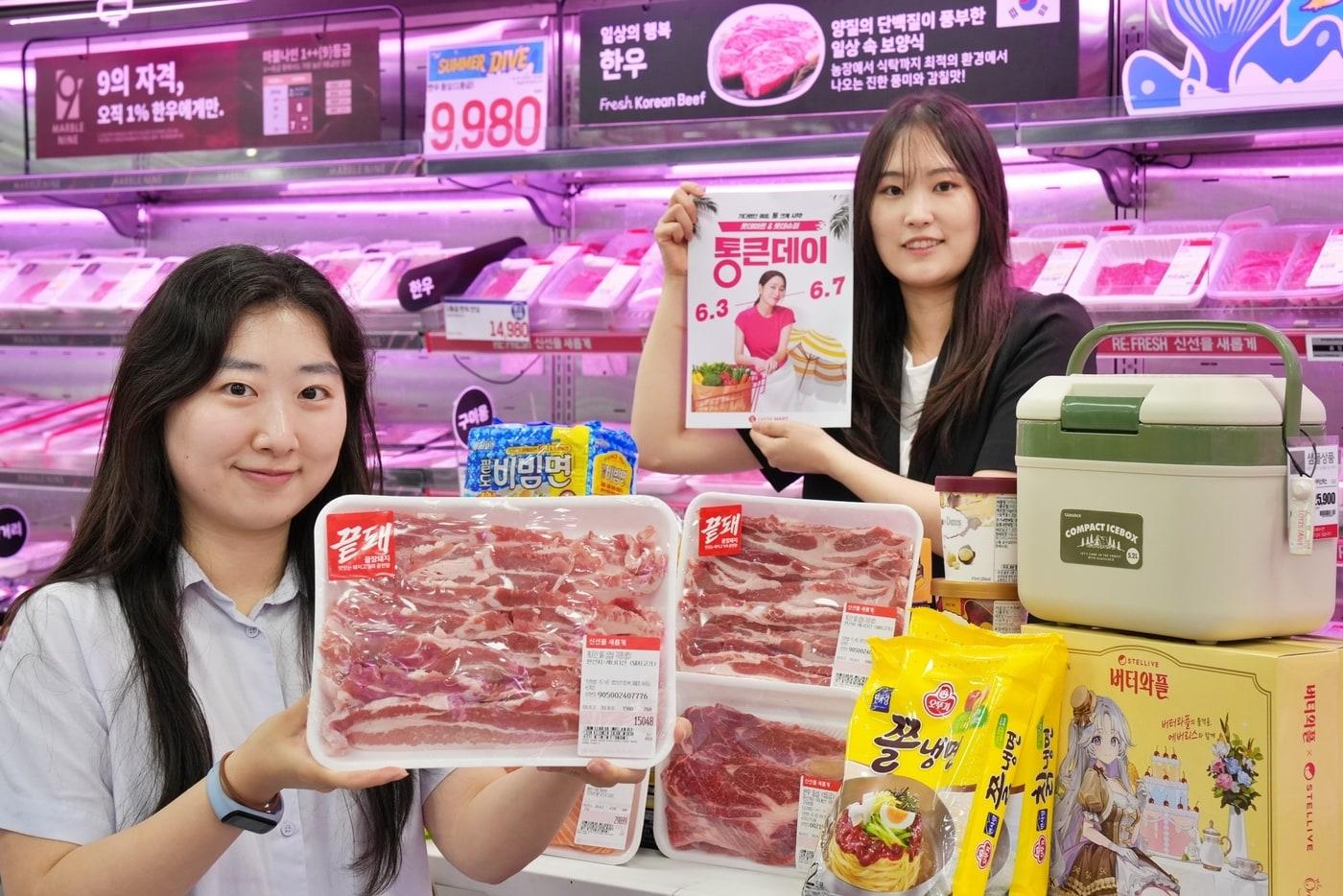 본문 이미지 - 롯데마트 제타플렉스 잠실점에서 직원들이 6월 통큰데이를 홍보하고 있다.(롯데마트 제공)