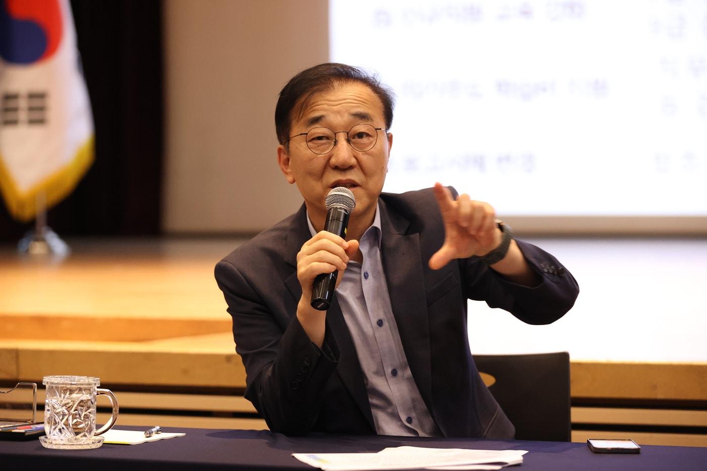 본문 이미지 - 김윤덕 국토교통부 장관이 6월 1일 세종 정부청사에서 열린 본부 직원 대상 타운홀미팅에서 조직문화 혁신 방향을 설명하고 있다. (국토교통부 제공).ⓒ 뉴스1