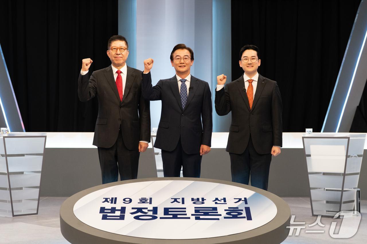 본문 이미지 - 선거관리위원회가 주관한 6·3 지방선거 부산시장 후보자 법정 토론회에서 (왼쪽부터) 박형준 국민의힘 후보와 전재수 민주당 후보, 정이한 개혁신당 후보가 기념촬영을 하고 있다.(정이한 후보 선거캠프 제공. 재판매 및 DB금지)
