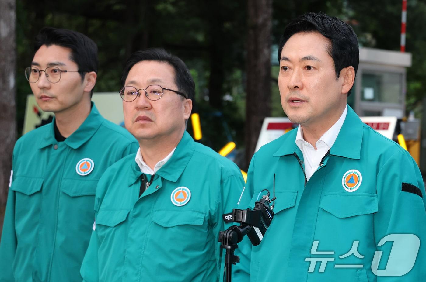 본문 이미지 - 장동혁 국민의힘 대표가 대표가 1일 대전 유성구 외삼동 한화에어로스페이스 대전사업장 앞에서 화재로 7명의 사상자 발생한 사고 관련 입장을 밝히고 있다. 2026.6.1 ⓒ 뉴스1 김기태 기자