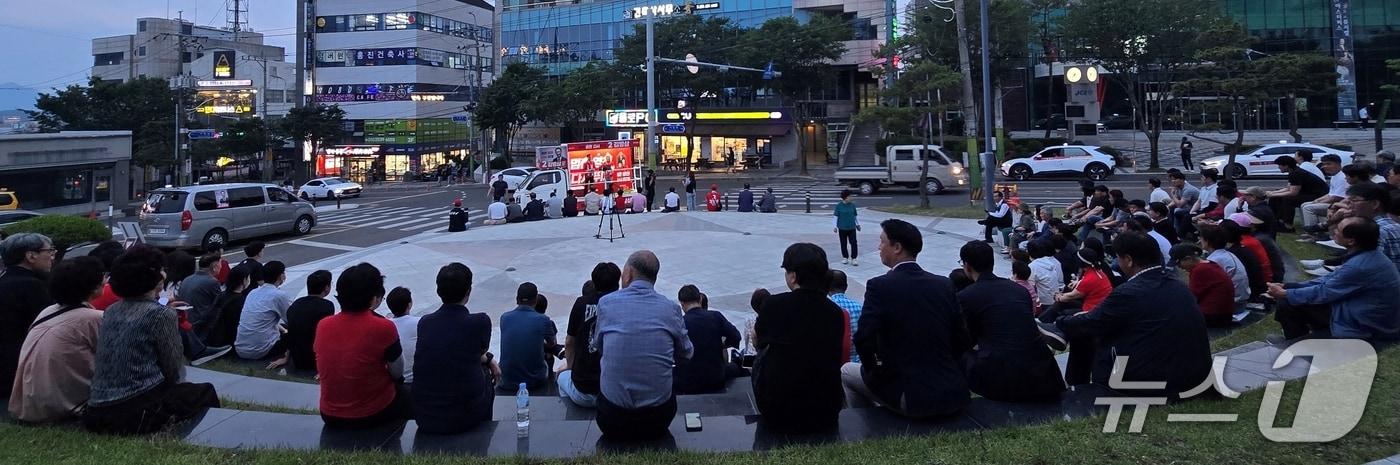 본문 이미지 - 김병삼 국민의힘 경북 영천시장 후보가 1일 오후 영천시청 소광장에서 시민 참여형 토크 콘서트를 열었다.(김병삼 캠프 제공. 재판매 및 DB금지)/뉴스1
