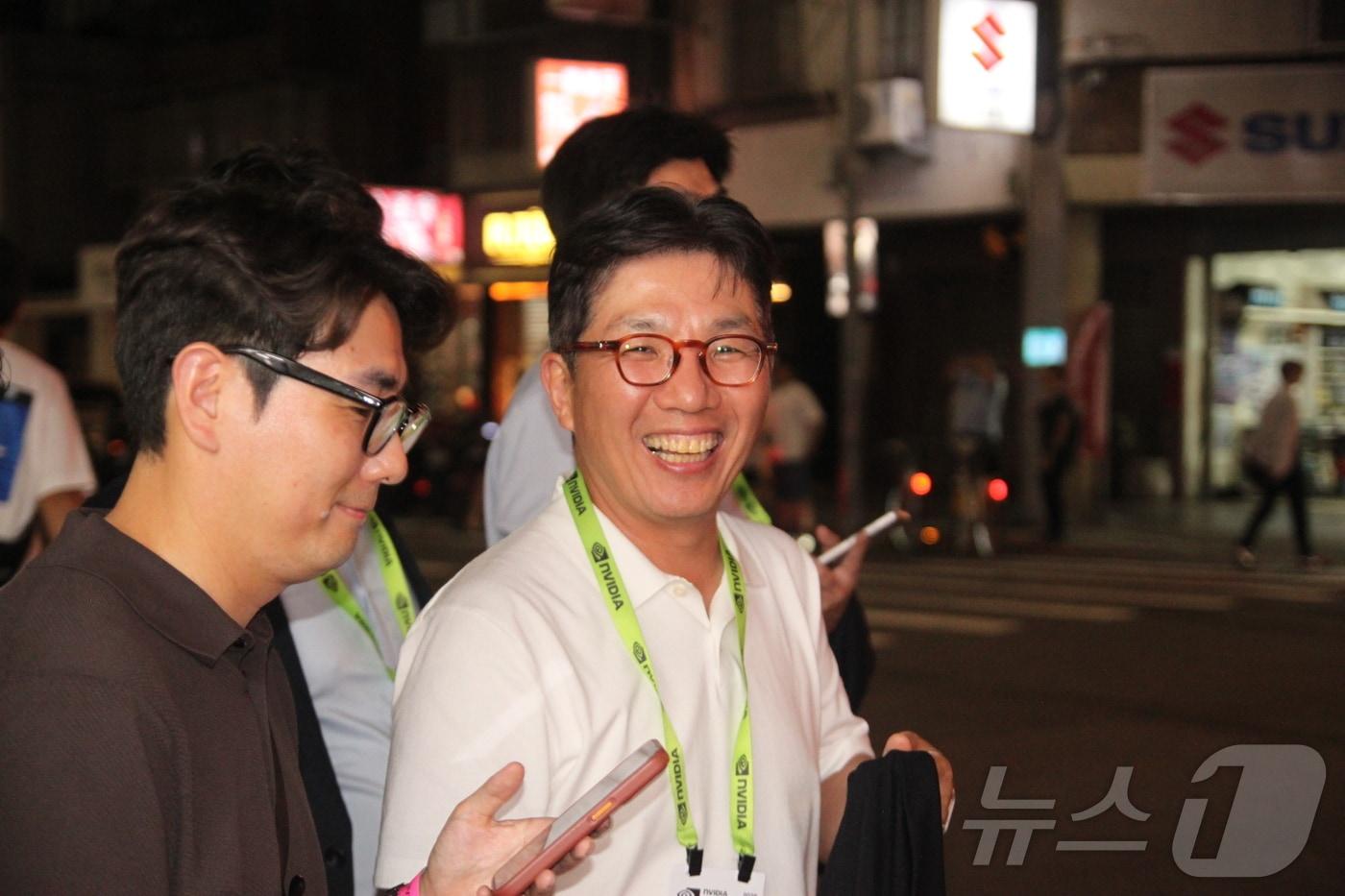 본문 이미지 - 김유원 네이버클라우드 대표가 1일(현지시간) 오후 대만 타이베이에서 열린 엔비디아 '코리안 파트너스 나잇' 만찬 행사를 마치고 취재진과 인터뷰하고 있다.2026.6.1 ⓒ 뉴스1 김민재 기자