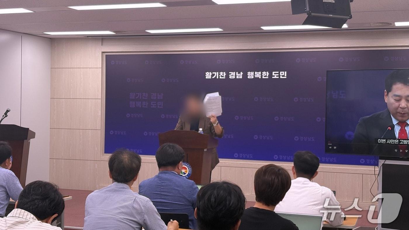 본문 이미지 - 박완수 국민의힘 경남지사 후보 캠프의 딥페이크 영상물 제작 및 관권선거 의혹을 선관위에 제보한 A 씨가 1일 경남도청에서 박 후보 측의 의혹 부인 주장을 반박하는 기자회견을 하고 있다.2026.6.1/뉴스1 강정태 기자