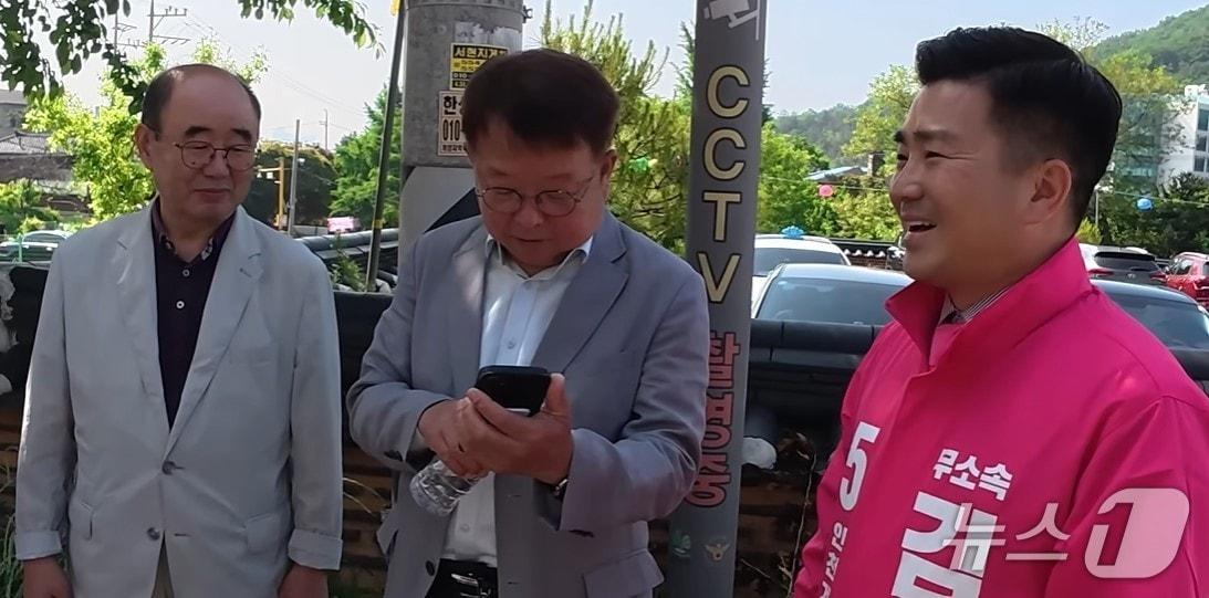 본문 이미지 - 국민의힘 심왕섭 인천 계양을 후보(왼쪽 첫번째)와 무소속 김현태 후보(오른쪽 첫번째)/참군인김현태 유튜브 채널 갈무리(사진은 기사 내용과 무관함) / 뉴스1 ⓒ News1