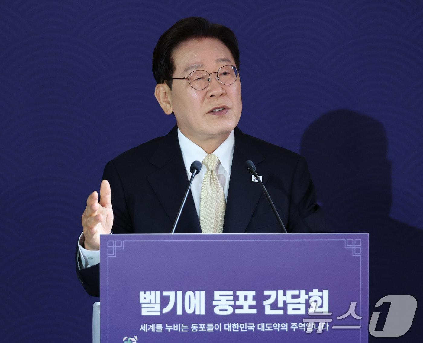 본문 이미지 - 이재명 대통령이 9일(현지시간) 벨기에 브뤼셀 한 호텔에서 열린 동포 만찬간담회에서 발언을 하고 있다. 2026.6.10 ⓒ 뉴스1 허경 기자