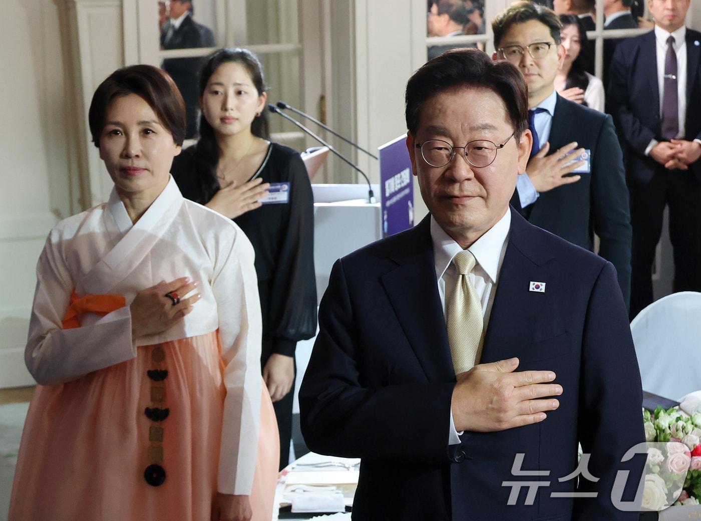본문 이미지 - 이재명 대통령과 김혜경 여사가 9일(현지시간) 벨기에 브뤼셀 한 호텔에서 열린 동포 만찬간담회에서 국민의례를 하고 있다. 2026.6.10 ⓒ 뉴스1 허경 기자