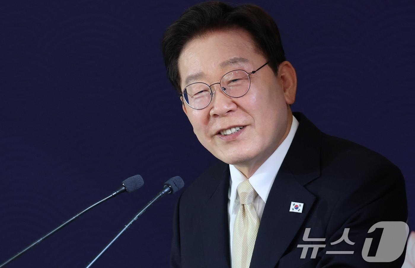 본문 이미지 - 이재명 대통령이 9일(현지시간) 벨기에 브뤼셀 한 호텔에서 열린 동포 만찬간담회에서 발언을 하고 있다. 2026.6.10 ⓒ 뉴스1 허경 기자