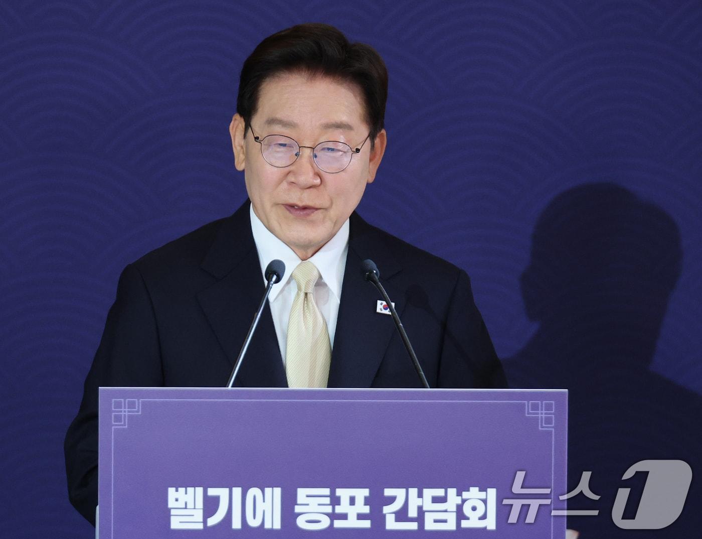 본문 이미지 - 이재명 대통령이 9일(현지시간) 벨기에 브뤼셀 한 호텔에서 열린 동포 만찬간담회에서 발언을 하고 있다. 2026.6.10 ⓒ 뉴스1 허경 기자