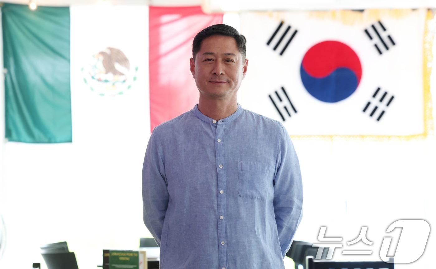 본문 이미지 - 이창선 과달라하라 한인회장이 9일(현지시간) 자신이 운영하는 멕시코 과달라하라의 한식당에서 인터뷰를 앞두고 포즈를 취하고 있다. 2026.6.10 ⓒ 뉴스1 박지혜 기자