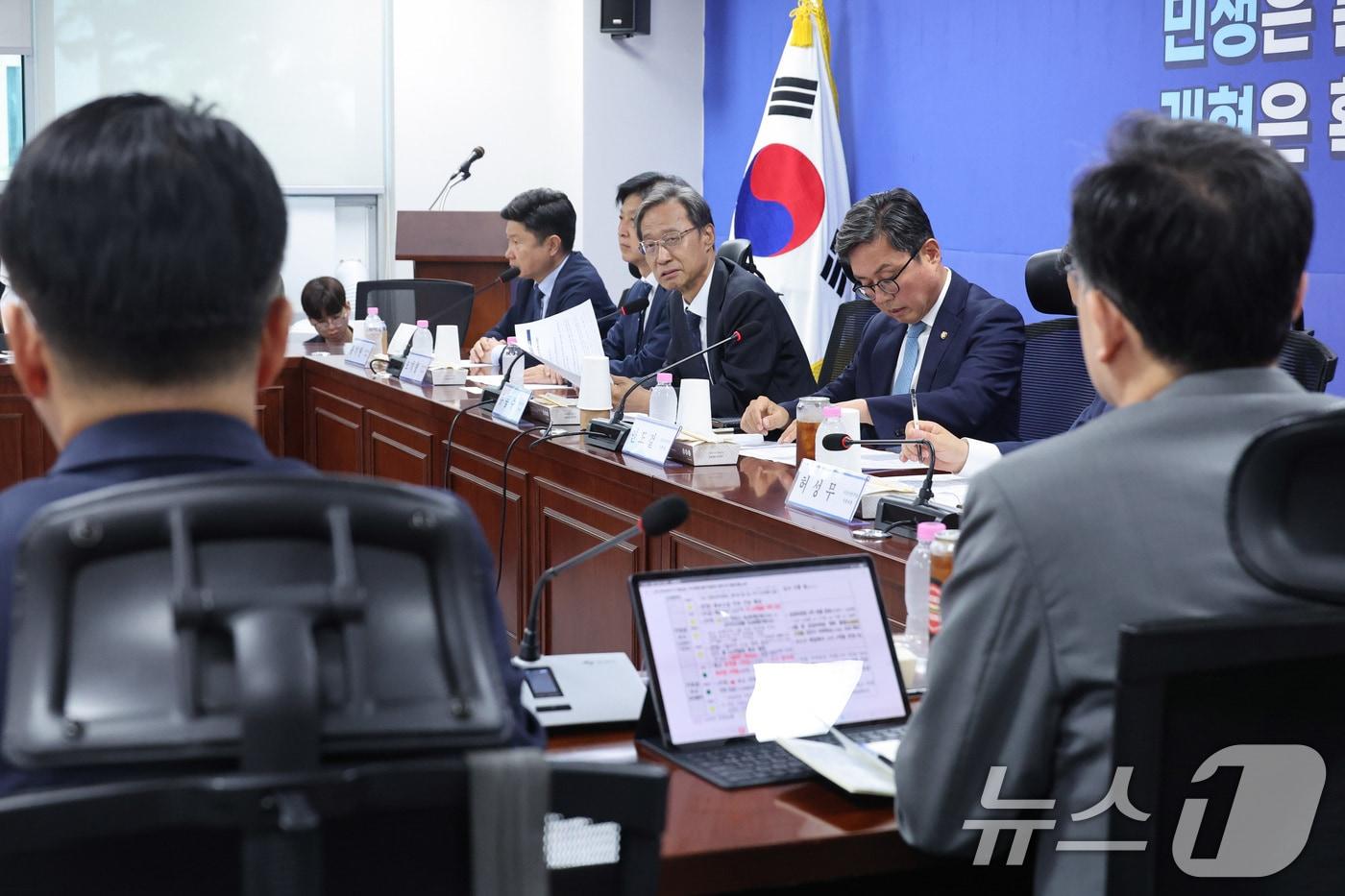 본문 이미지 - 유동수 위원장이 10일 서울 여의도 국회 의원회관에서 열린 더불어민주당 중동전쟁 경제대응특별위원회 6차 회의에서 발언하고 있다. 2026.6.10 ⓒ 뉴스1 신웅수 기자