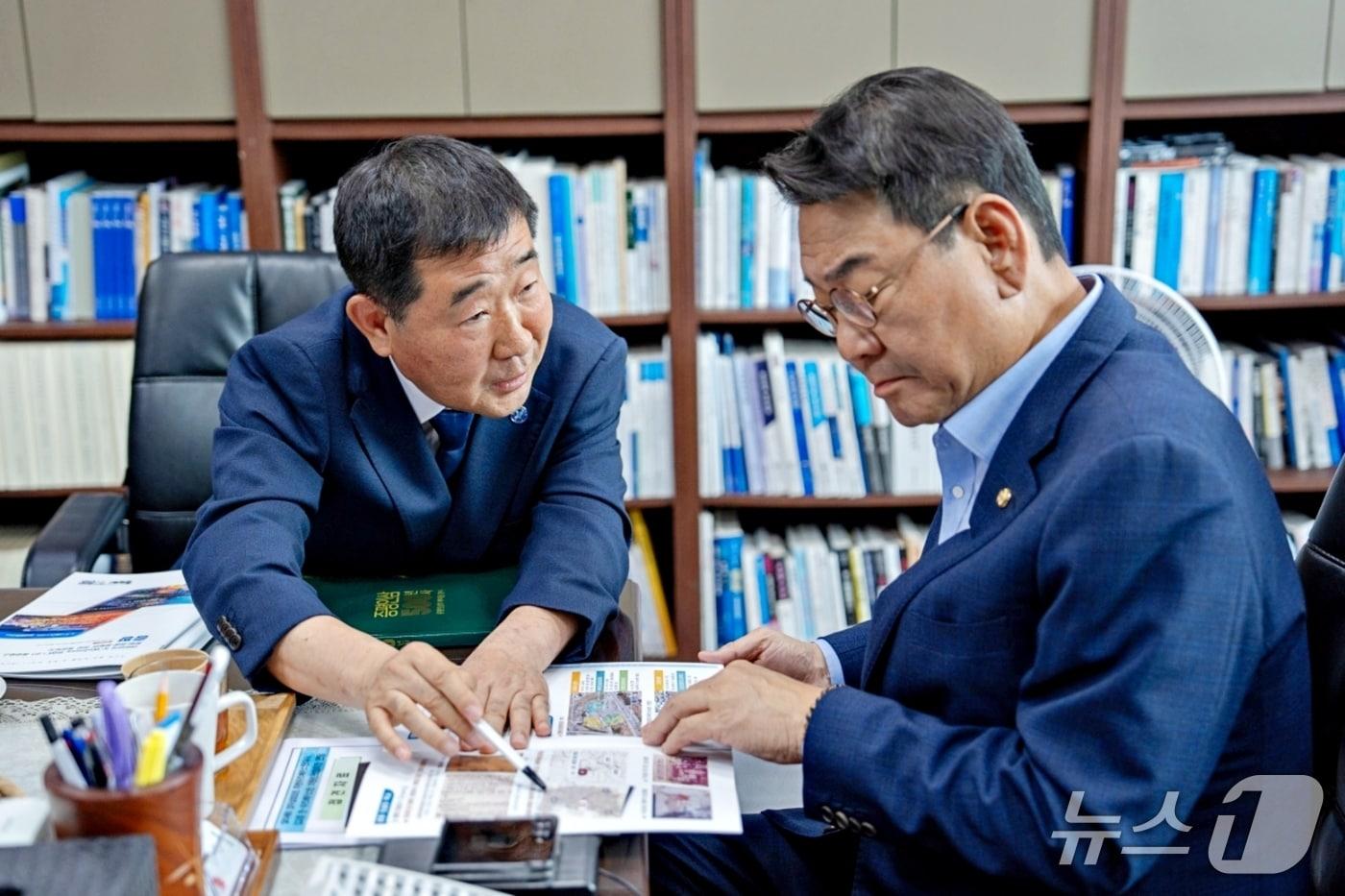 본문 이미지 - 이재영 증평군수가 지난 9일 김교흥 국회 문화체육관광위원장을 만나 증평인삼 문화관광 클러스터 조성 사업을 설명하고 있다.(증평군 제공. 재판매 및 DB금지)/뉴스1
