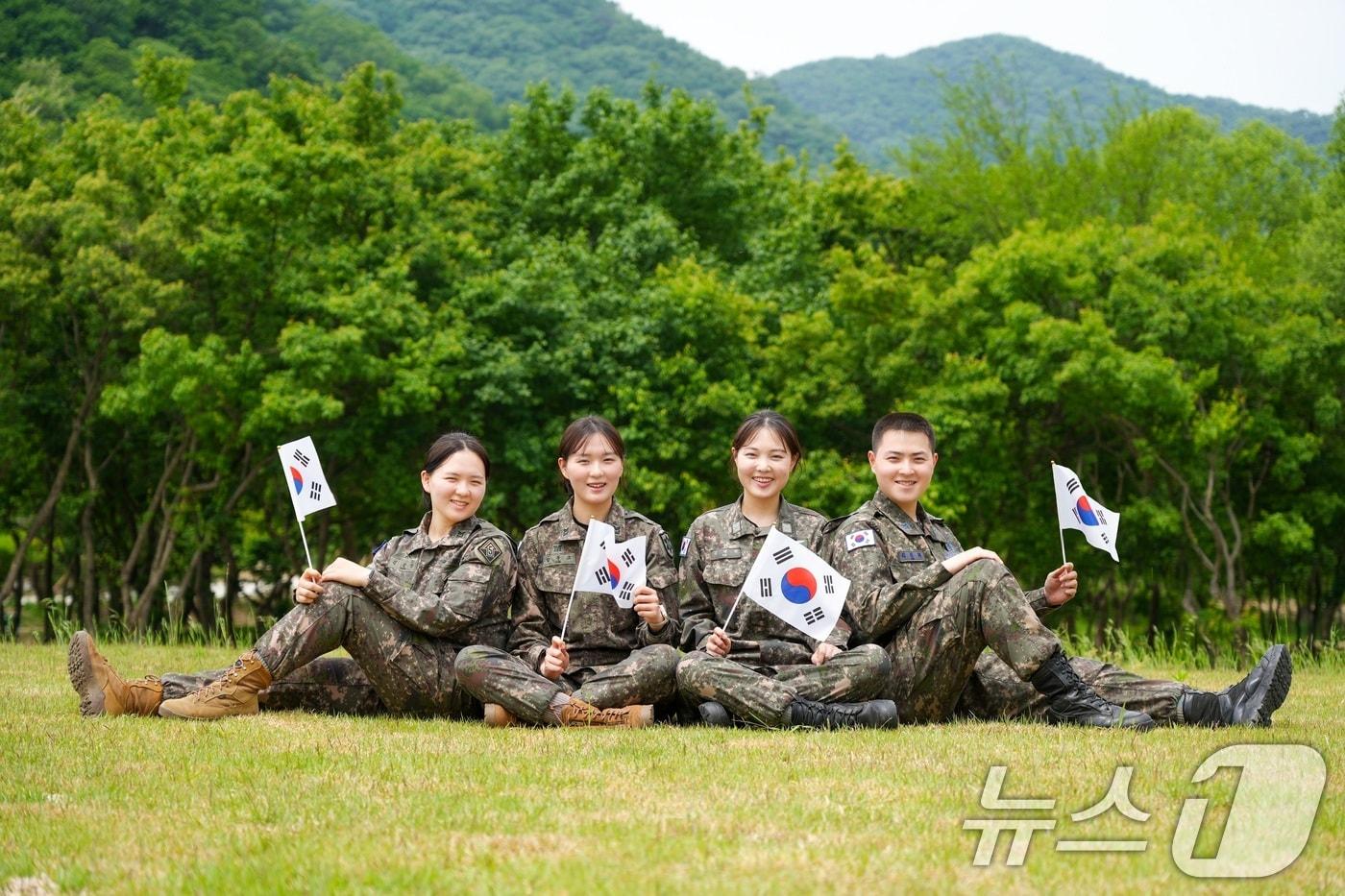 본문 이미지 - 육·해·공군 부사관으로 복무 중인 김문정 중사(왼쪽부터·육군 제5기갑여단), 김문소 중사(육군 제12사단), 김태희 중사(해군 항공사령부), 김준원 하사(공군 제3훈련비행단)가 기념촬영을 하고 있다. (육군 제공. 재판매 및 DB금지) 2026.6.10 ⓒ 뉴스1
