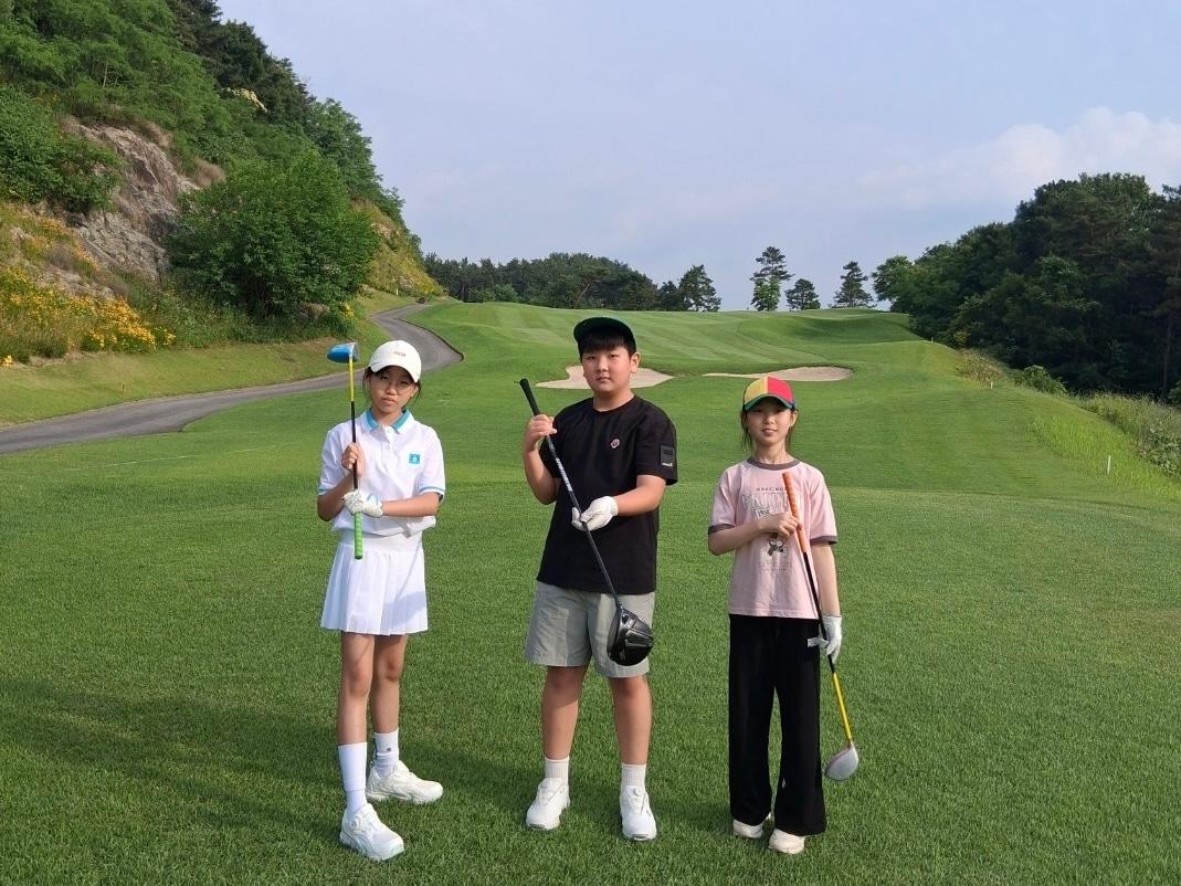 본문 이미지 - 롯데스카이힐CC부여에서 백강초등학교 학생이 골프 지도를 받고 있다.(롯데호텔앤리조트 제공)