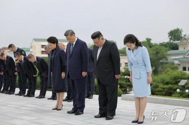 본문 이미지 - (평양 노동신문=뉴스1) = 김정은 북한 노동당 총비서와 시진핑 중국 국가주석 내외가 지난 9일 평양 우의탑을 참배하고 있다. [국내에서만 사용가능. 재배포 금지. DB 금지. For Use Only in the Republic of Korea. Redistribution Prohibited] rodongphoto@news1.kr
