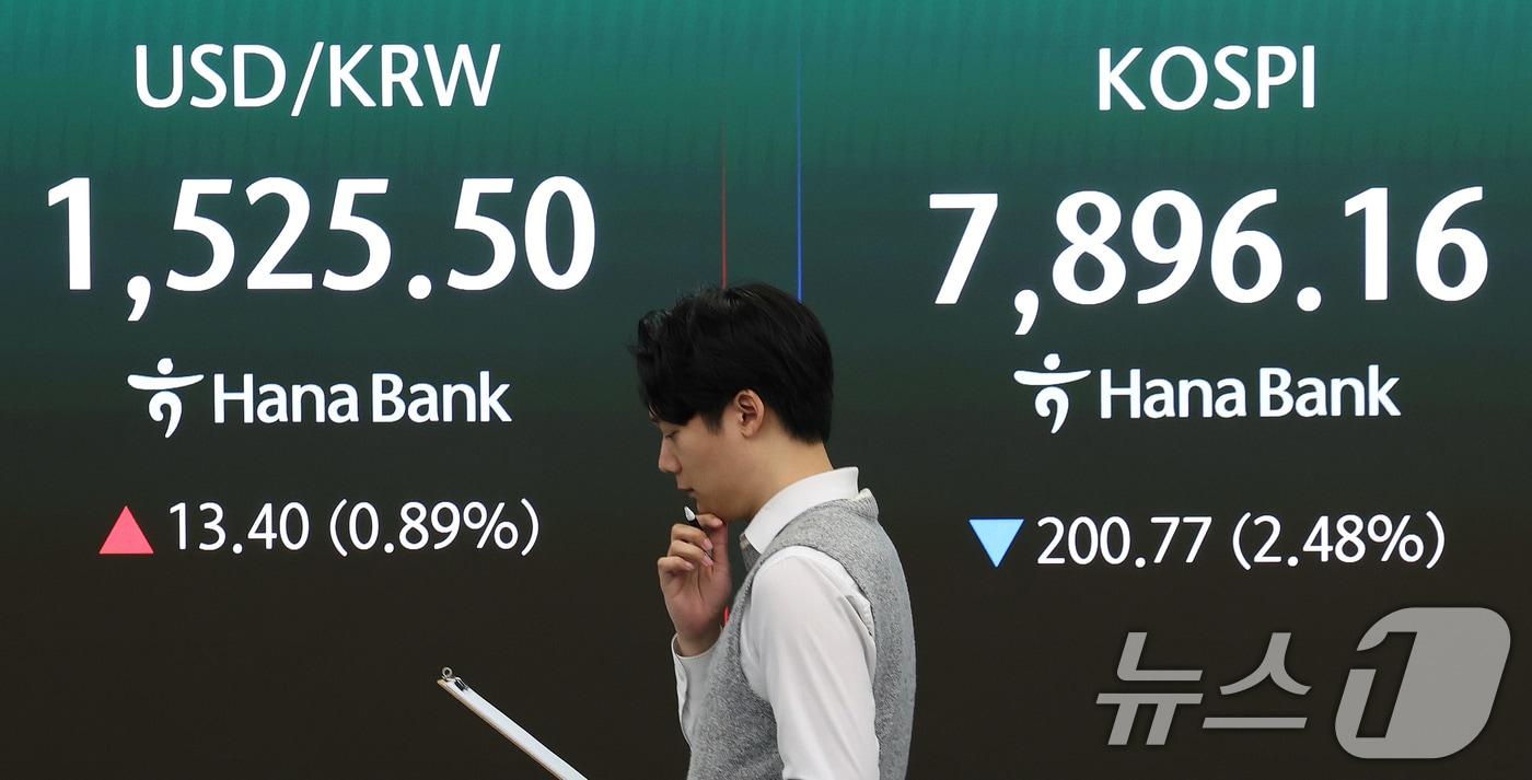 본문 이미지 - 코스피가 장 초반 2%대 하락 출발한 10일 오전 서울 중구 하나은행 딜링룸 전광판에 코스피·환율 시황이 표시되고 있다. 2026.6.10 ⓒ 뉴스1 오대일 기자