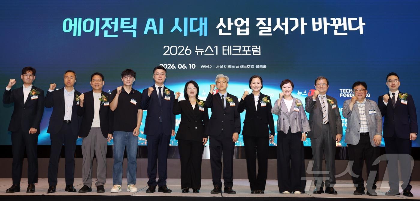 본문 이미지 - 10일 오전 서울 영등포구 여의도 글래드호텔 블룸홀에서 '에이전틱 AI 시대 산업 질서가 바뀐다'를 주제로 열린 2026 뉴스1 테크포럼(NTF)에서 이영섭 뉴스1 대표이사와 이주희 더불어민주당 의원, 이해민 조국혁신당 의원, 류제명 과학기술정보통신부 제2차관 등 주요 참석자들이 기념 촬영을 하고 있다. 왼쪽부터 김도균 인핸스 CAIO, 한창규 안랩 연구소장, 윤성로 서울대학교 교수, 임정환 모티프테크놀로지스 대표, 류제명 제2차관, 이주희 의원, 이영섭 대표, 이해민 의원, 이정아 라온시큐어 대표, 최재유 법무법인 세종 고문, 이승열 SK텔레콤 부사장, 감철웅 KT 클라우드 AI·전략사업담당(상무). 2026.6.10 ⓒ 뉴스1 김진환 기자
