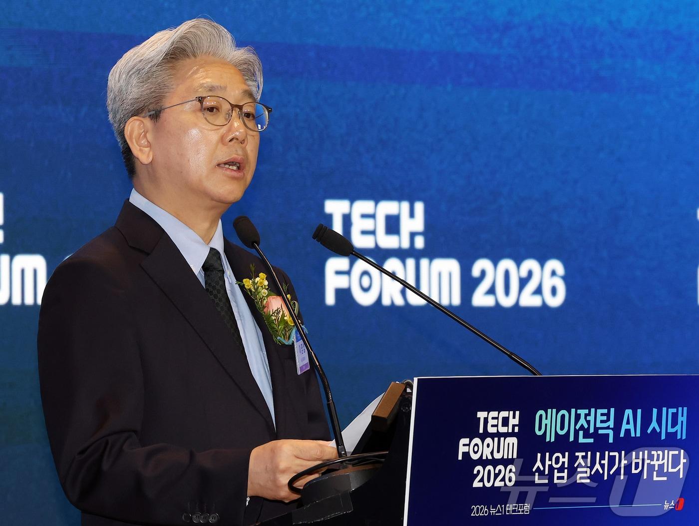 본문 이미지 - 이영섭 뉴스1 대표이사가 10일 오전 서울 영등포구 여의도 글래드호텔 블룸홀에서 '에이전틱 AI 시대 산업 질서가 바뀐다'를 주제로 열린 2026 뉴스1 테크포럼(NTF)에서 개회사를 하고 있다. 2026.6.10 ⓒ 뉴스1 김진환 기자