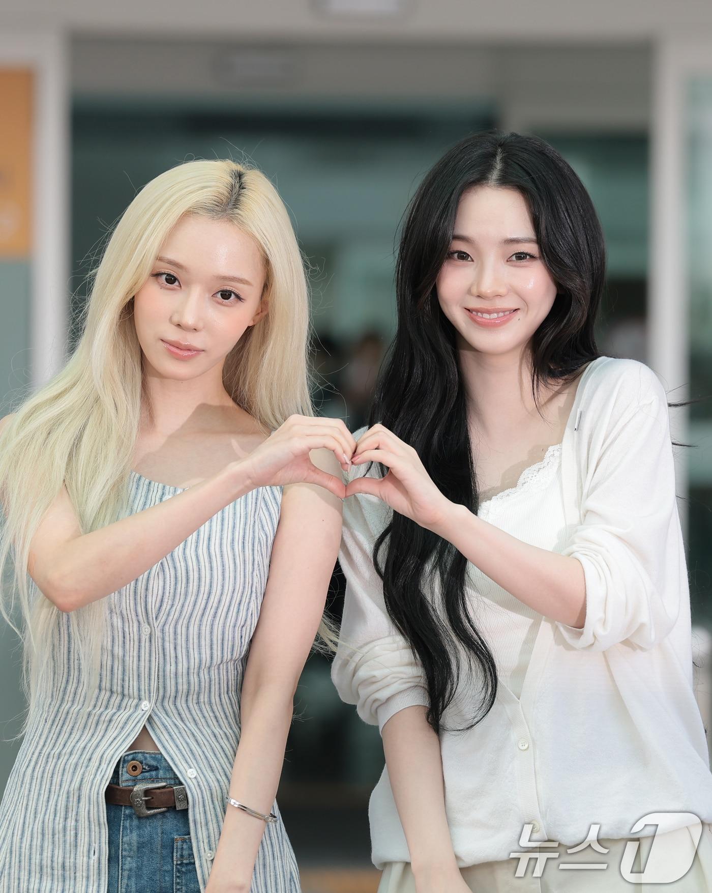 본문 이미지 - 에스파 윈터와 카리나(오른쪽)ⓒ 뉴스1 