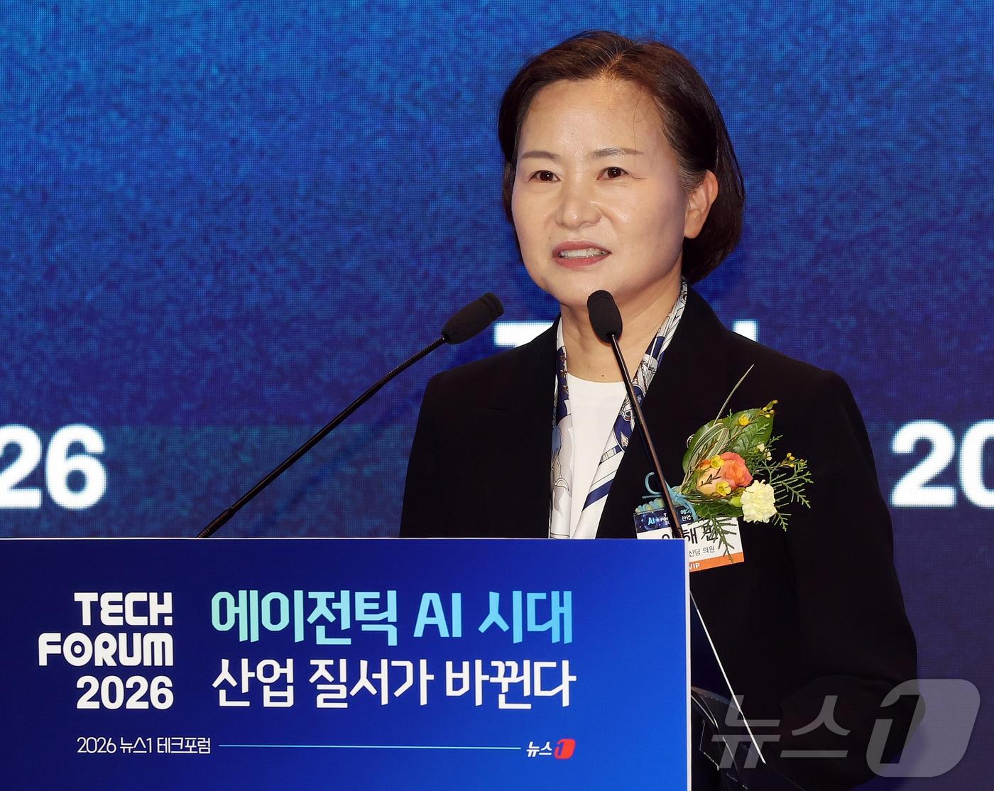 본문 이미지 - 이해민 조국혁신당 의원이 10일 오전 서울 영등포구 여의도 글래드호텔 블룸홀에서 '에이전틱 AI 시대 산업 질서가 바뀐다'를 주제로 열린 2026 뉴스1 테크포럼(NTF)에서 축사를 하고 있다. 2026.6.10 ⓒ 뉴스1 김진환 기자