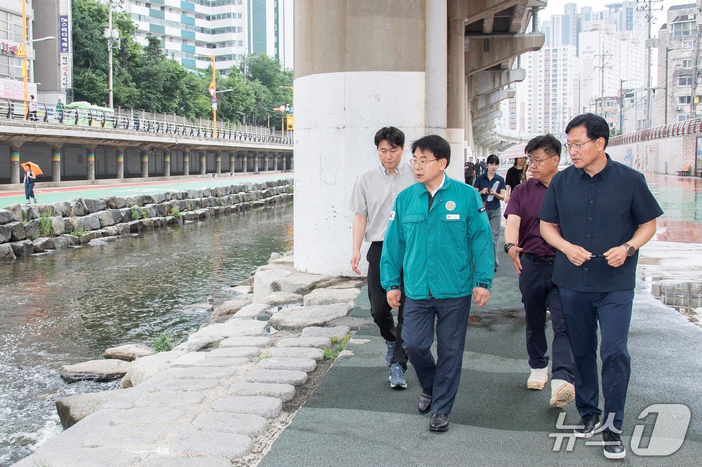 본문 이미지 - 윤일현 금정구청장을 비롯한 관계 부서장들이 온천천 일대를 살펴보고 있다.(금정구 제공. 재판매 및 DB금지)