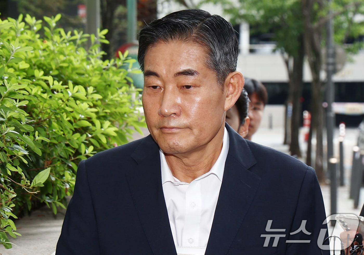 본문 이미지 - 신원식 전 국가안보실장이 10일 오전 내란중요임무종사 혐의 관련 피의자 조사를 받기 위해 경기 과천 2차 종합특검 사무실로 출석하고 있다. 2026.6.10 ⓒ 뉴스1 김민지 기자