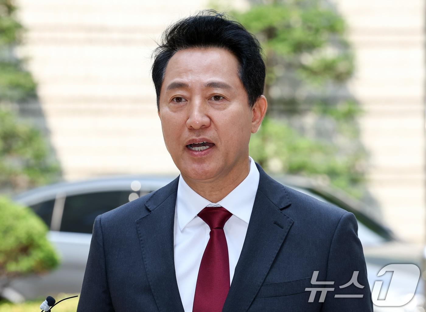 본문 이미지 - 오세훈 서울시장이 10일 서울 서초구 서울중앙지방법원에서 열린 '명태균 여론조사 의혹' 사건 1심 속행 공판에 출석하며 취재진 질문에 답하고 있다. 2026.6.10 ⓒ 뉴스1 최지환 기자