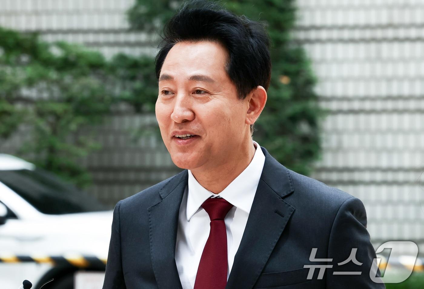본문 이미지 - 오세훈 서울시장이 10일 서울 서초구 서울중앙지방법원에서 열린 '명태균 여론조사 의혹' 사건 1심 속행 공판에 출석하며 취재진 질문에 답하고 있다. 2026.6.10 ⓒ 뉴스1 최지환 기자
